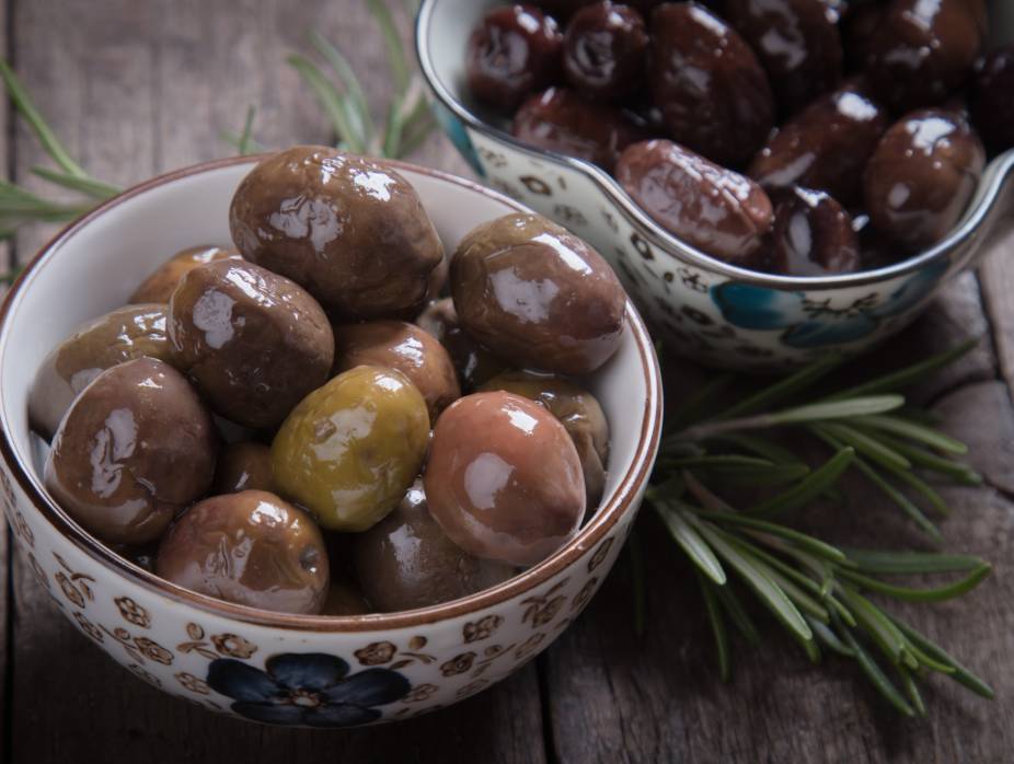 Syrian Sweet-and-Sour Olives (Zeitoon Bi Hamod Er Rummaan)